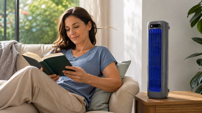 Rafraîchisseur portable soufflant une brise fraîche et vivifiante sur une personne détendue.